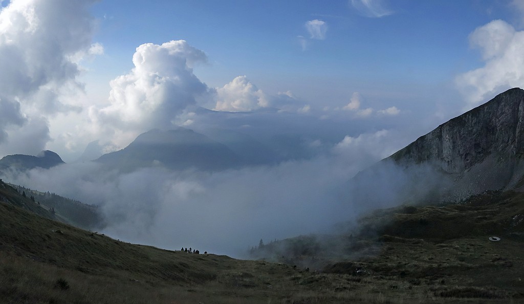 IMG_1631 Panorama.jpg - Le nebbie incombono sulla conca della Presolana